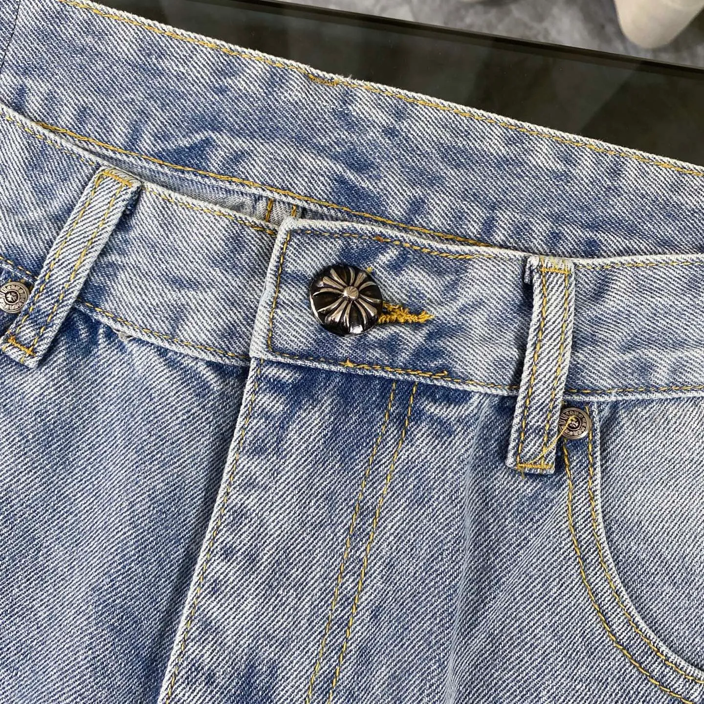 P230 chrome hearts Mattyboy same style black cross patch leather frayed jeans vi Top heavy industry fashionable design] Consistent high street luxury style creation. Speaking of this style, the Zangyin family and GU family are definitely the leading representative brands. Especially the Zangyin family has really achieved a state-of-the-art effect in creating high street style. The unique washed material is used to create this style. The color system is quite eye-catching. After it is decorated with patchwork cross flowers, it cleverly highlights the charm of the brand. Secondly, this style uses classic The classic high-waist cutting design highlights the long legs and fashionable temperament of the upper body. The brand is highly recognizable and the slim fit configuration is more suitable for daily wear. It is a product that interprets personality, fashion, and specifications at a glance. This single product is enough to make any fan excited. It can be a white T-shirt for youthful preppy style, or a tight suspender for lady style. It has strong matching ability and can be easily controlled by men.  [Materials and craftsmanship] Needless to say, this point goes without saying. As an excellent craftsman brand, Zangyin’s requirements for details and craftsmanship are really perfect. The washed color of this model has gone through so many processes, not to mention the embellishment of denim appliques. It is also purely hand-made and sewn. Just like what they believe in, only hand-made things have soul and have the meaning of wear. A top-notch heavy-duty fashionable denim item, I look forward to your perfect interpretation! !  Size:28-36